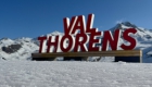 De Val Thorens sign in de sneeuw.